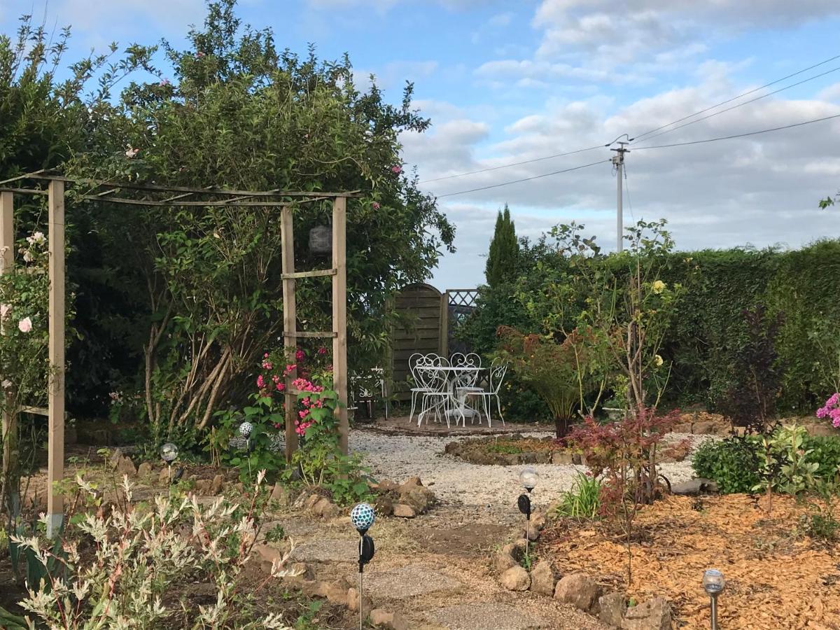 مبيت وإفطار Savigny-le-Vieux Le Jardin Des Fees المظهر الخارجي الصورة