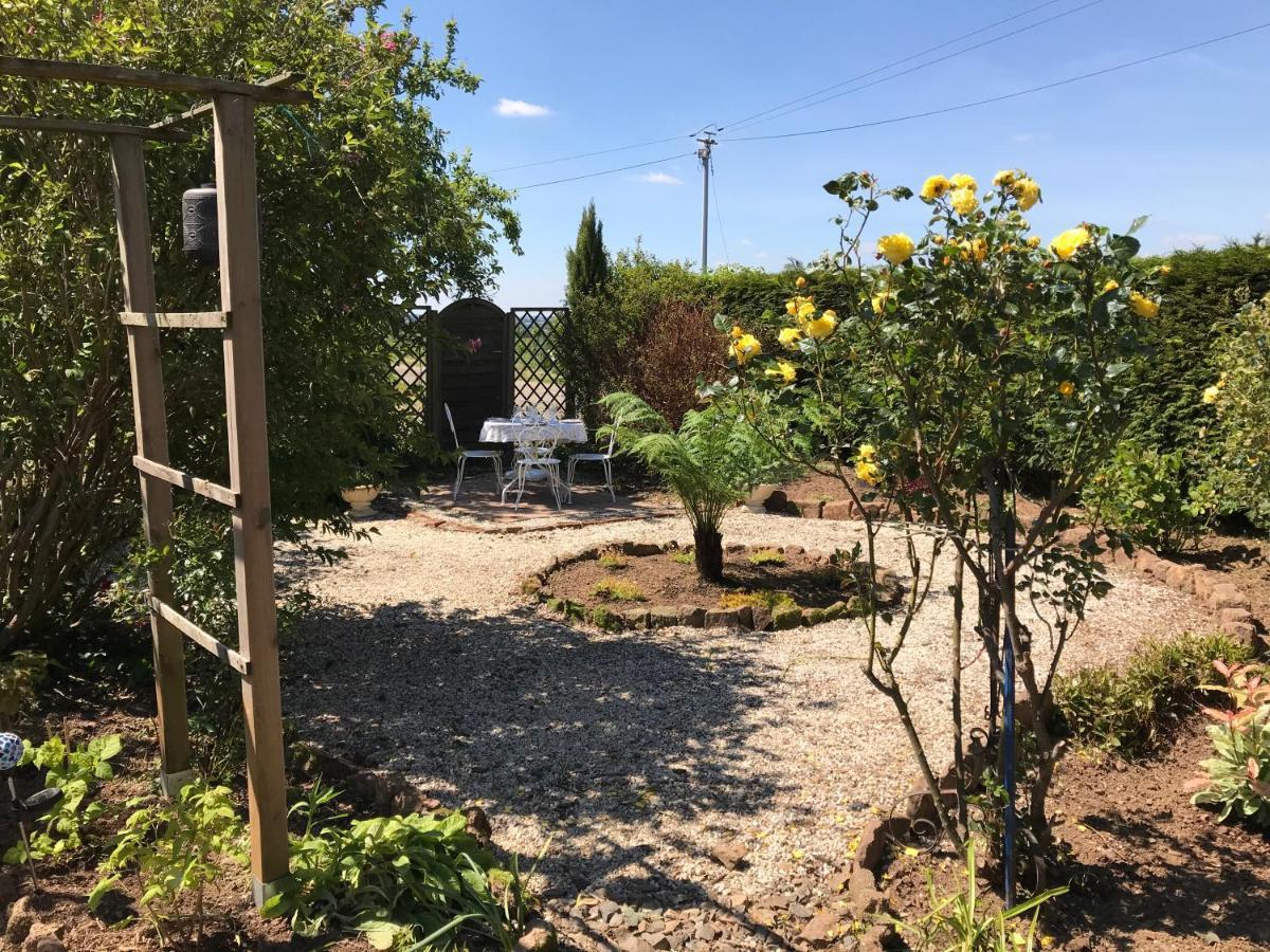 مبيت وإفطار Savigny-le-Vieux Le Jardin Des Fees المظهر الخارجي الصورة