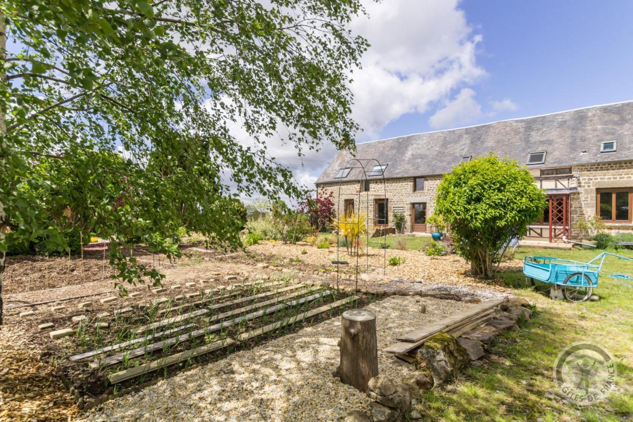 مبيت وإفطار Savigny-le-Vieux Le Jardin Des Fees المظهر الخارجي الصورة